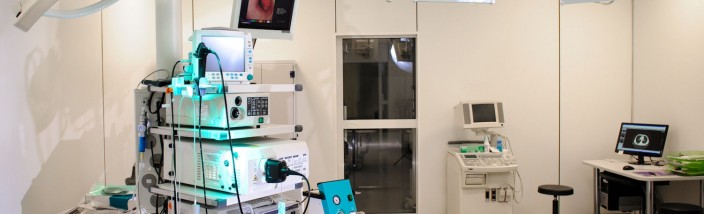 Hospital room with autofluorescence bronchoscopy equipment